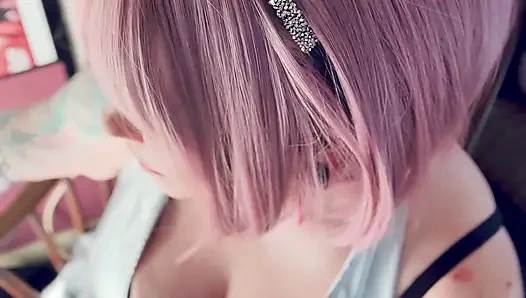 Barbarella Haraç! Tina Snua diz yüksek çizmeler ve eldivenler de dahil olmak üzere gümüş giyinmiş 2 sigara bahşişi içiyor