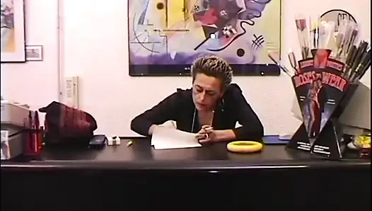 Милфа-блондинка обожает делать минет в офисе