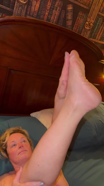 Olgun evli kadın güzel ayaklar ve oral seks