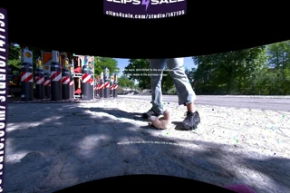 Nike Shox'un naylon çoraplı ve kötü oyuncak ayıyla giydiği en sevdiği ayakkabılı kız