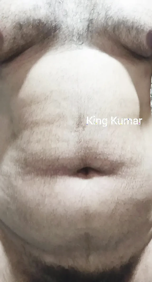 King Kumar göğüslerini esnetiyor, yarak ve göt sallıyor