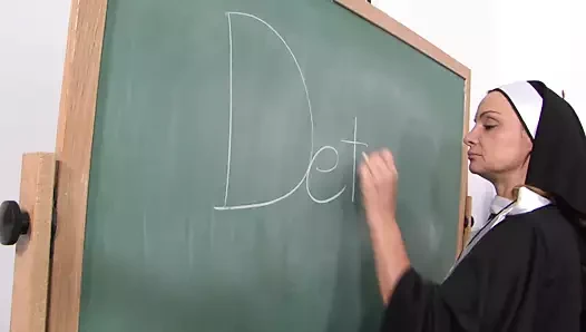 Sürtük masada rahibenin amını yiyor ve amını parmaklıyor