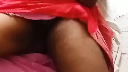 Hintli teyze amcık su pompalıyor