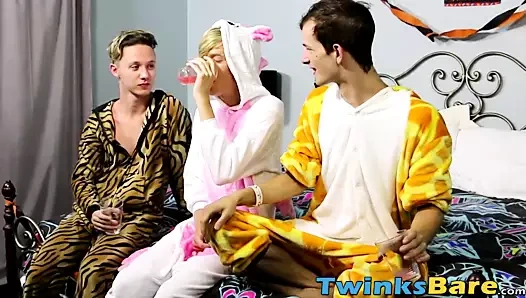 Eşcinsel üçlü ile üç uygun twinks kim asla kullanım prezervatif