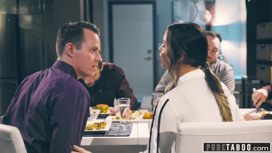 Arkadaşımı sevgilimin önünde becermek zorunda kaldım!