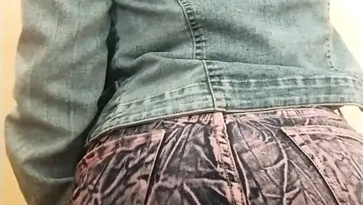 Tıraşsız amcığını göstererek dans ediyor ve soyunuyor