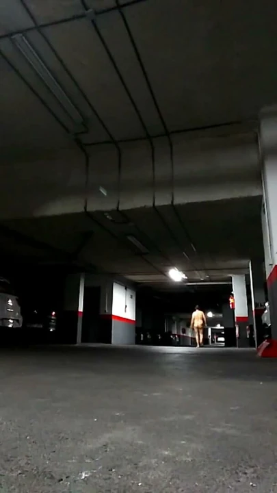 Yeraltı otoparkında çıplak