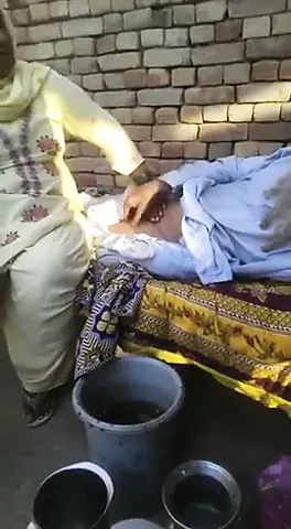 Punjabi yaşlı baba komşusu ile eğleniyor
