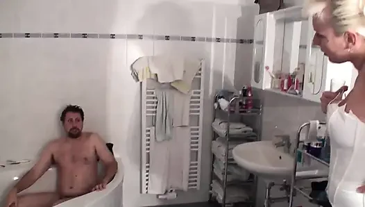 Onu ve kendi sidiğini yuhlıyor