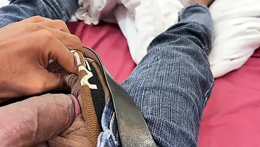 Kız kardeşinin üniversite arkadaşı kalın yarağını emiyor ve sonra domalarak kız kardeşinin arkadaşının sikişiyor Hintçe ses kaydı
