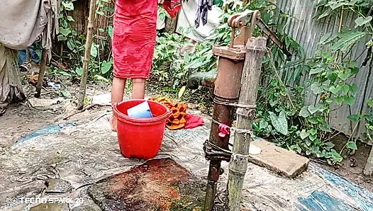 Refrescante baño al aire libre en un campo abierto