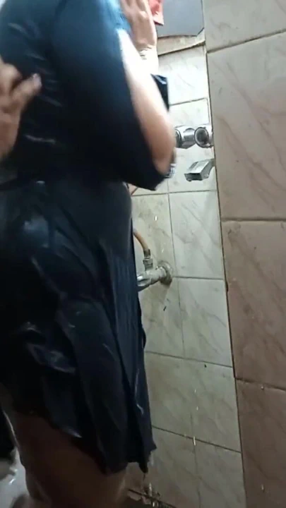 "Desi çiftin birlikte banyo yaparken banyo seks videosu" dan heyecan verici an