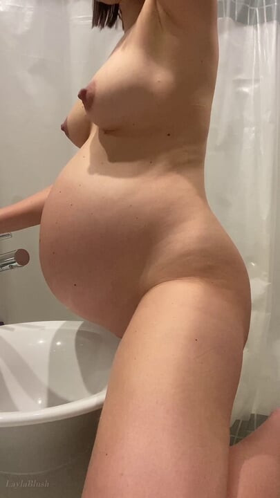 Çaresiz hamile kız banyo tezgahında sikişiyor