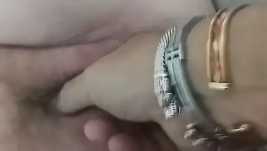 Yakın çekim amcığı parmaklıyor ve ıslak orgazm