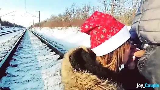 Kürk mantolu kız demiryolu üzerinde oral seks vermek