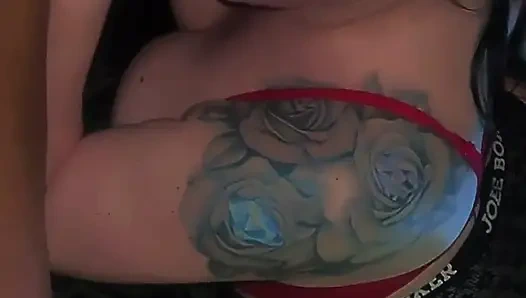 Dizlerimin üzerinde yalvarıyor