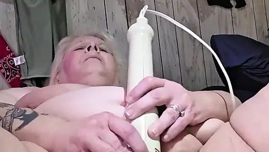 Dildolar çalışmadığında canavar titreşimler amcığı acıtıyor