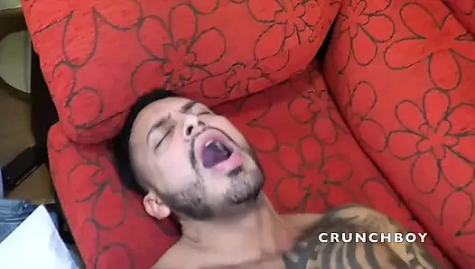 Aron Lautner Viktor Rom tarafından prezervatifsiz sikiliyor