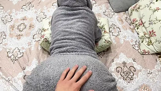 Üvey kız kardeş gönüllü olarak götünü sunuyor ve sen onun bakış açısıyla sikişiyorsun