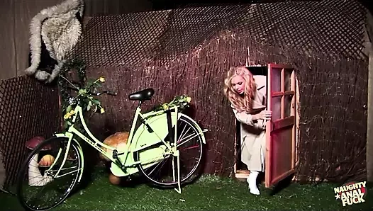 Bu büyük memeli sarışın bir kıza mastürbasyon yaparken iki adam onu sikmeye geliyor