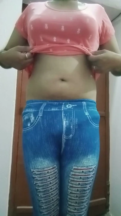 Indian Gay Crossdresser Gaurisissy pembe tişört ve mavi taytla gerçek ev yapımı xxx seks | Bölüm 1