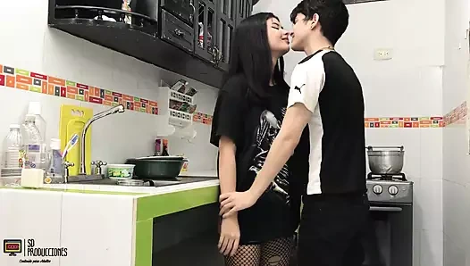 Sadece üvey kız kardeşimin götüne bakmak beni azdırıyor - İspanyolca porno