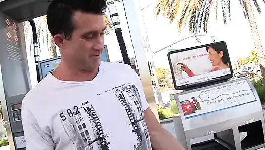 Güzel minyon bebek ıslak amına büyük yarak sığdırmak için zorlanıyor