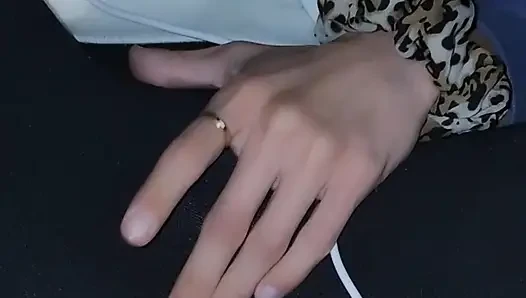 Porno izliyorum ve o kadar heyecanlanıp kendime dokunuyorum