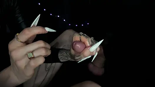 Sahibe kölelerinin sidik deliğinde tırnaklarını istiyor