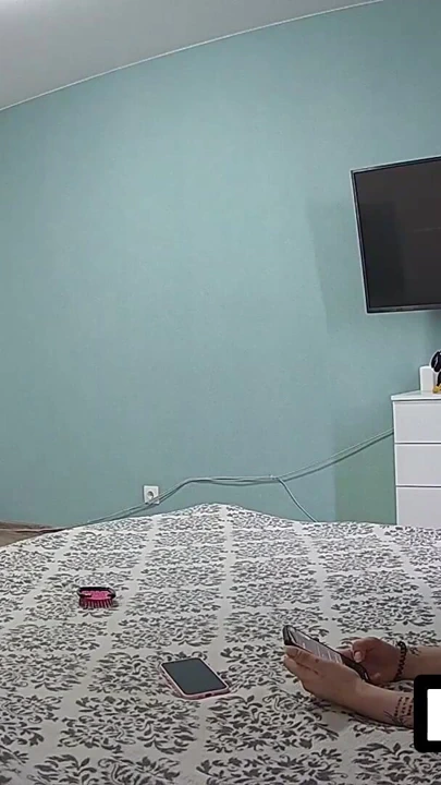 LUUV. İki kız oda temizliğini hizmetçi üniformalarıyla zarif gerçek bir amatör filme dönüştürüyor | Klip 3