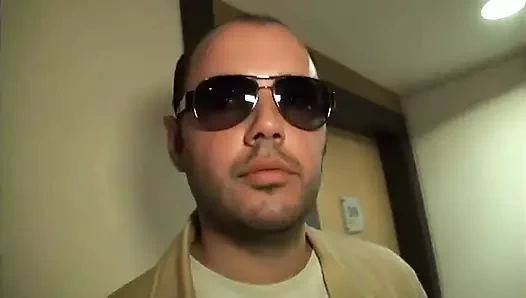 Bir otel odasında gözleri bağlı ve bağlı