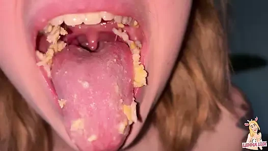 Aç dev kadın ağzını temizletiyor