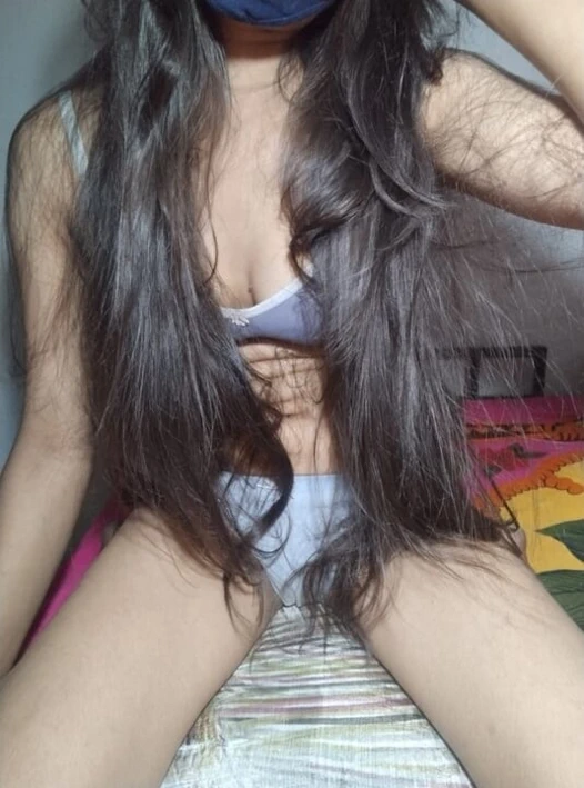 Evli kadın tek başına mastürbasyon yapıyor