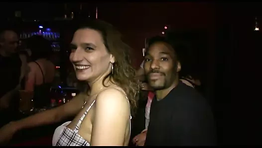 İki arkadaş iki yarakla dölle grup seks yapıyor