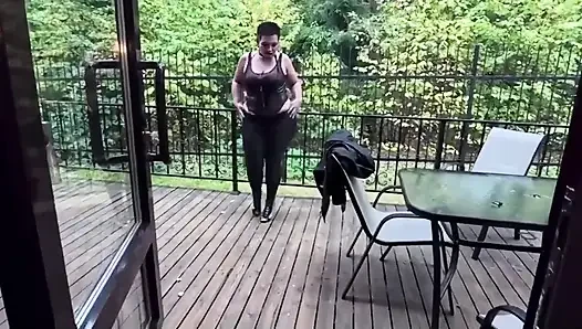 Üvey anne üvey oğlunun eve taşınma partisine geldi ve sert sakso seks, anal amcık sikişi ve ağız dolusu sperm düzenledi