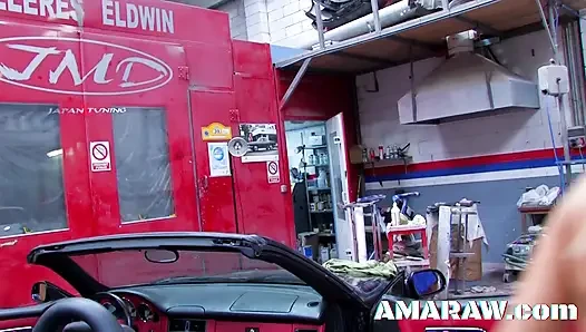 Küçük memeli sarışın genç melody star araba tamircisinde anal sikişiyor