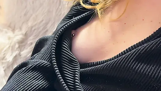 Esposa exponiendo y jugando con su jugoso coño en un bar del vestíbulo del hotel en público