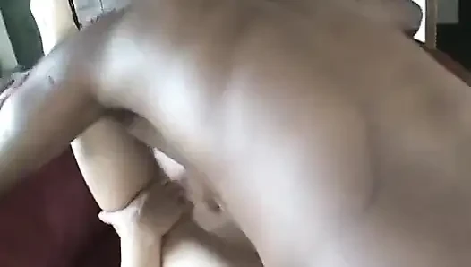 Seksi esmer piliç sakso çekmeyi ve büyük zenci yarağına binmeyi seviyor