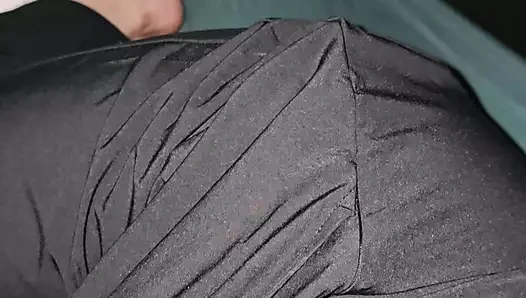 Büyük götlü üvey anne üvey oğluyla yatakta mastürbasyon yapıyor