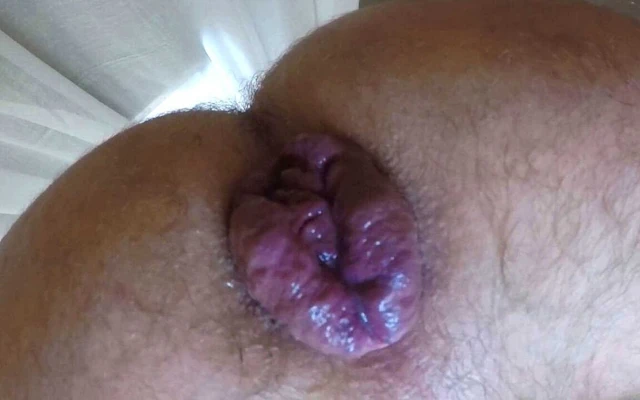 Göt dilleme. Karım sarkana kadar götümü yalıyor ve emiyor. Memelere boşalma ve orgazm olmak için yalama.