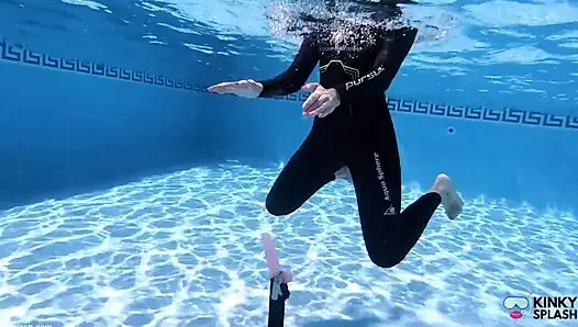 Sualtı sakso meydan okuması - batan dildomda öğürüyor