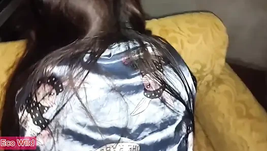 Üvey kız kardeş binme becerilerini gösteriyor!