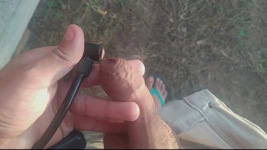 Ev yapımı pompa yarağımı şişirdi ve bana güçlü bir ereksiyon verdi.