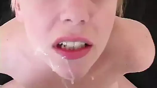 Sıcak kısa saç sarışın joi