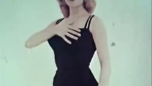 Sıcak tatlım bize sıkı vücudunu gösteriyor (1950'lerde vintage)