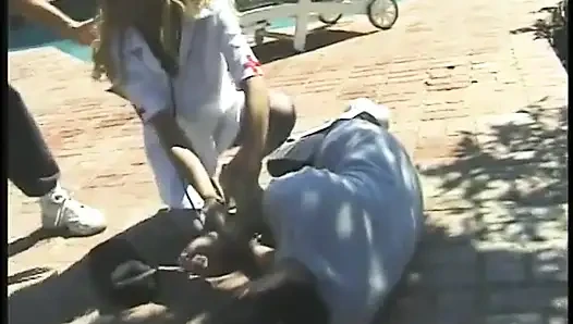 Beyaz iç çamaşırlı yaramaz hemşire ağzı ve amcığıyla adamın aletini canlandırıyor