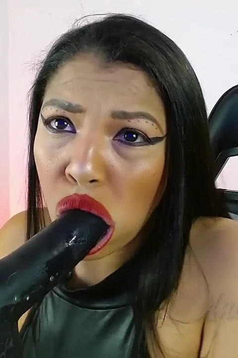 Yarağını yutuyor