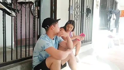 Yeni bir komşum var, bir iyilik istemek için evime geliyor ve lezzetli sütünü almadan ayrılıyor.