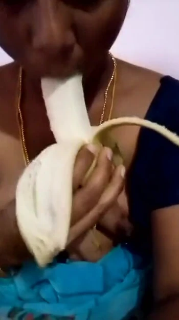 Захватывающий момент из "Минет индийской тетушки жены банана"