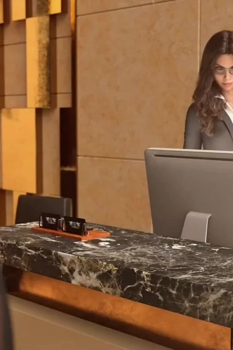 Üvey anne yemeğinin tadını çıkarıyor